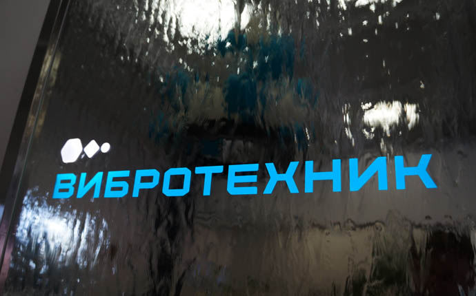 Водопад по зеркалу с логотипом